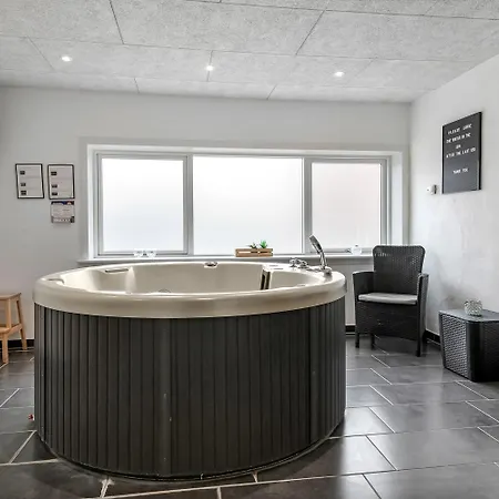 בית נופש Activity House With Wellness Area-sj700